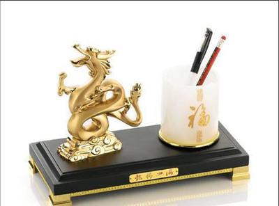 龍騰商海 華爾街龍、水晶龍與金屬龍年擺件，商務禮贈的藝術與意蘊